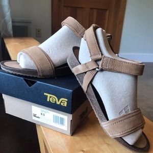 NWT Teva leather mahonia stitch ladies sandals